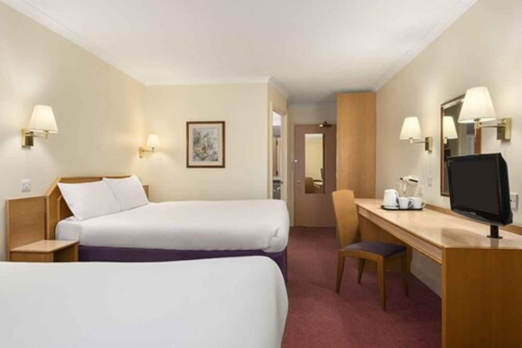 Super 8 By Wyndham Durham Hotell Exteriör bild