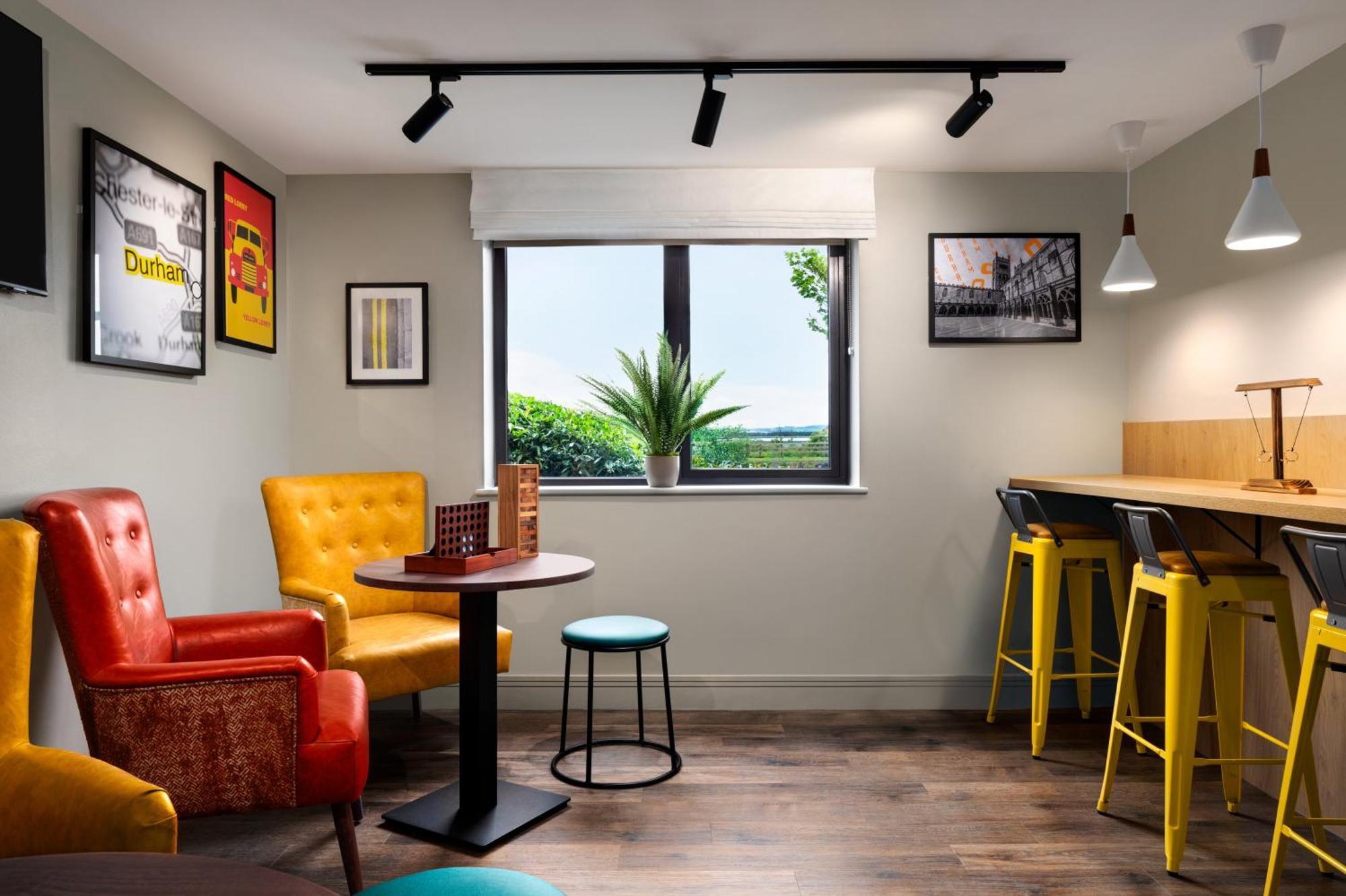 Super 8 By Wyndham Durham Hotell Exteriör bild