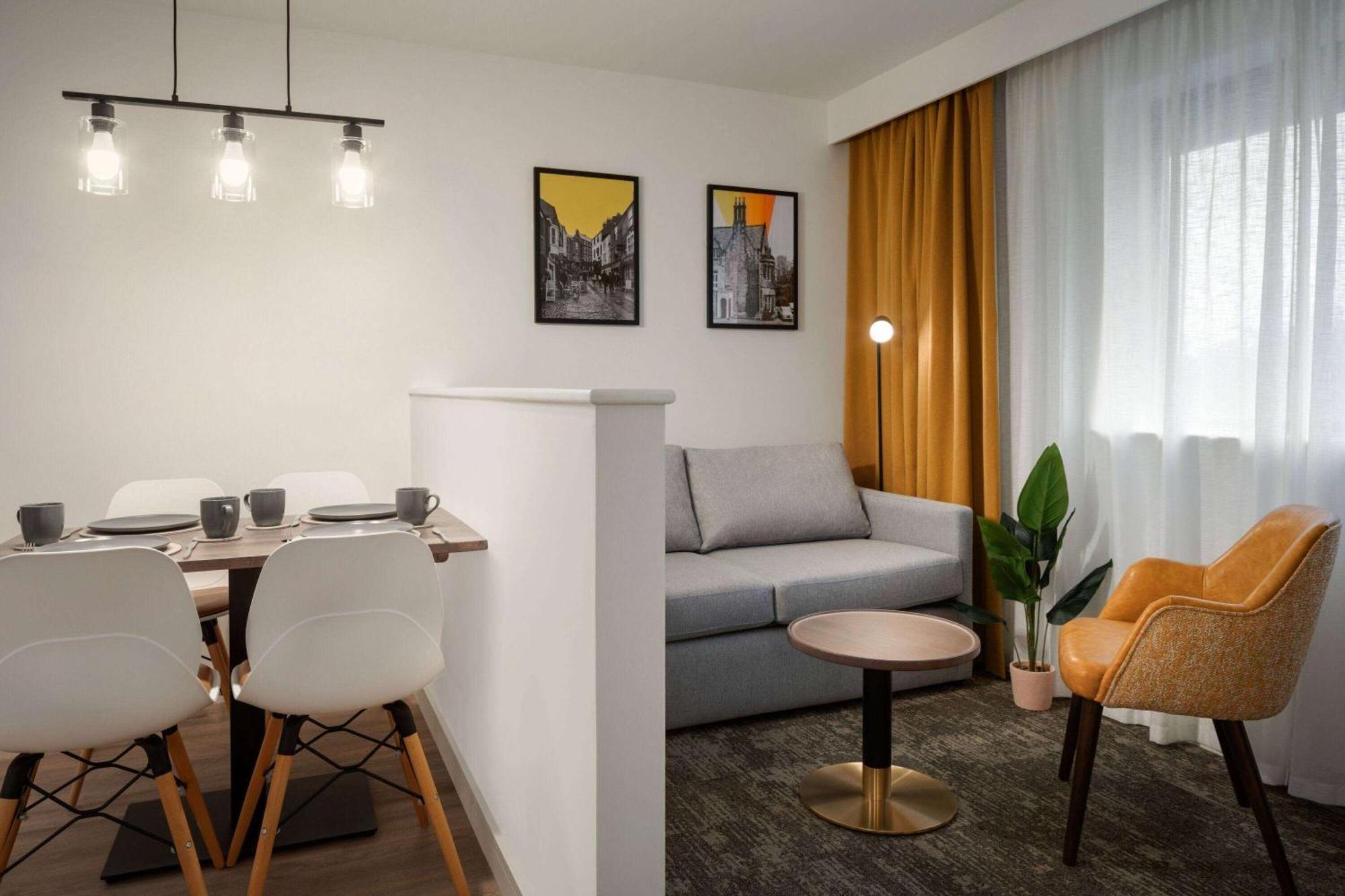 Super 8 By Wyndham Durham Hotell Exteriör bild