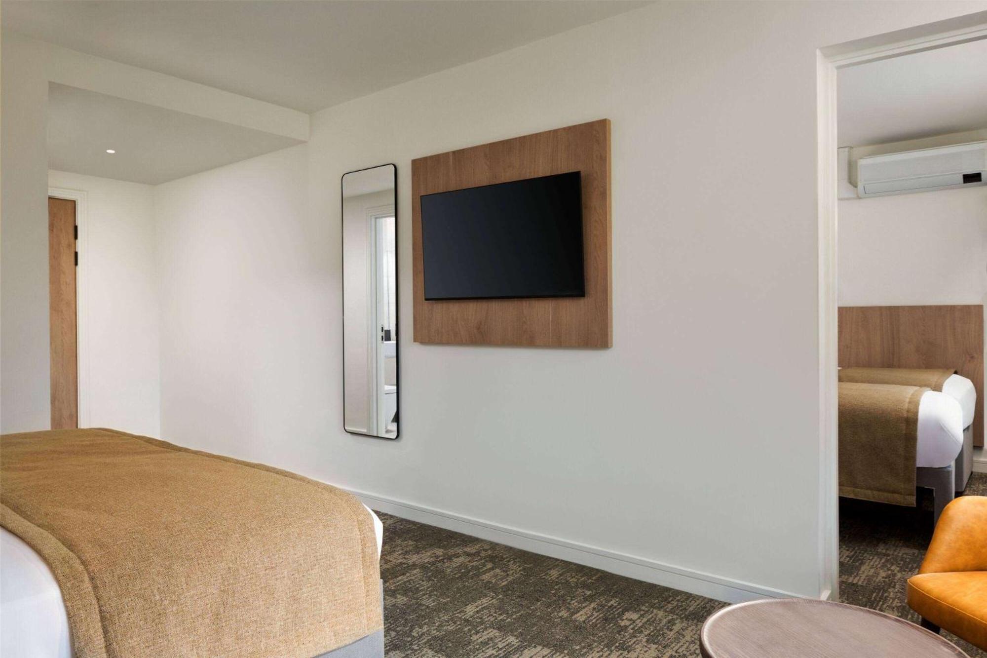 Super 8 By Wyndham Durham Hotell Exteriör bild