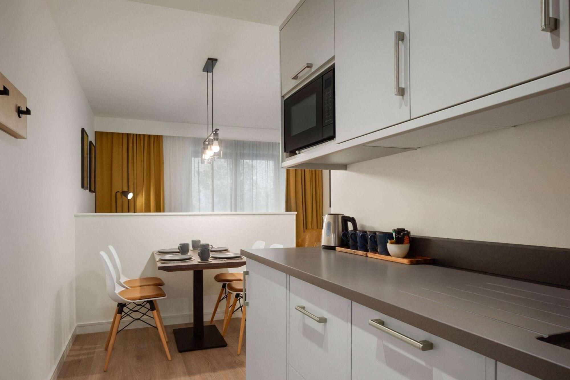 Super 8 By Wyndham Durham Hotell Exteriör bild