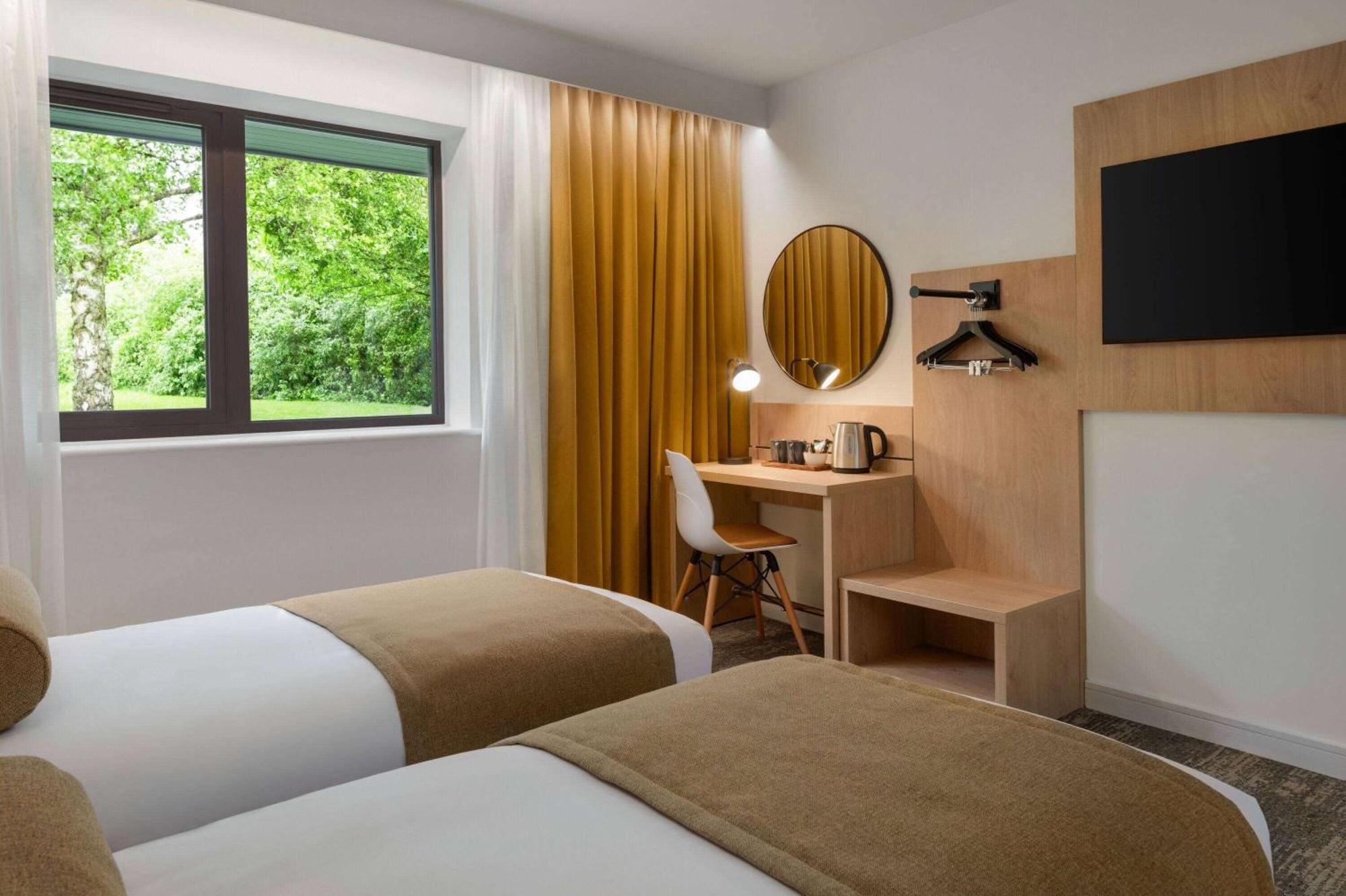 Super 8 By Wyndham Durham Hotell Exteriör bild